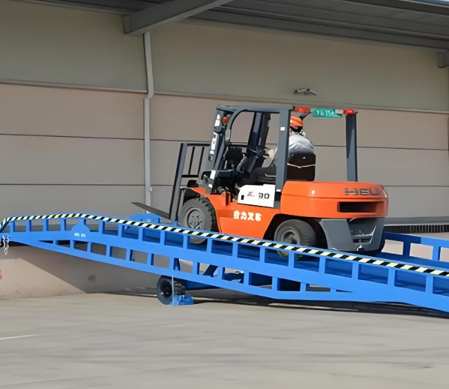 安龙移动式卸货平台（叉车用）